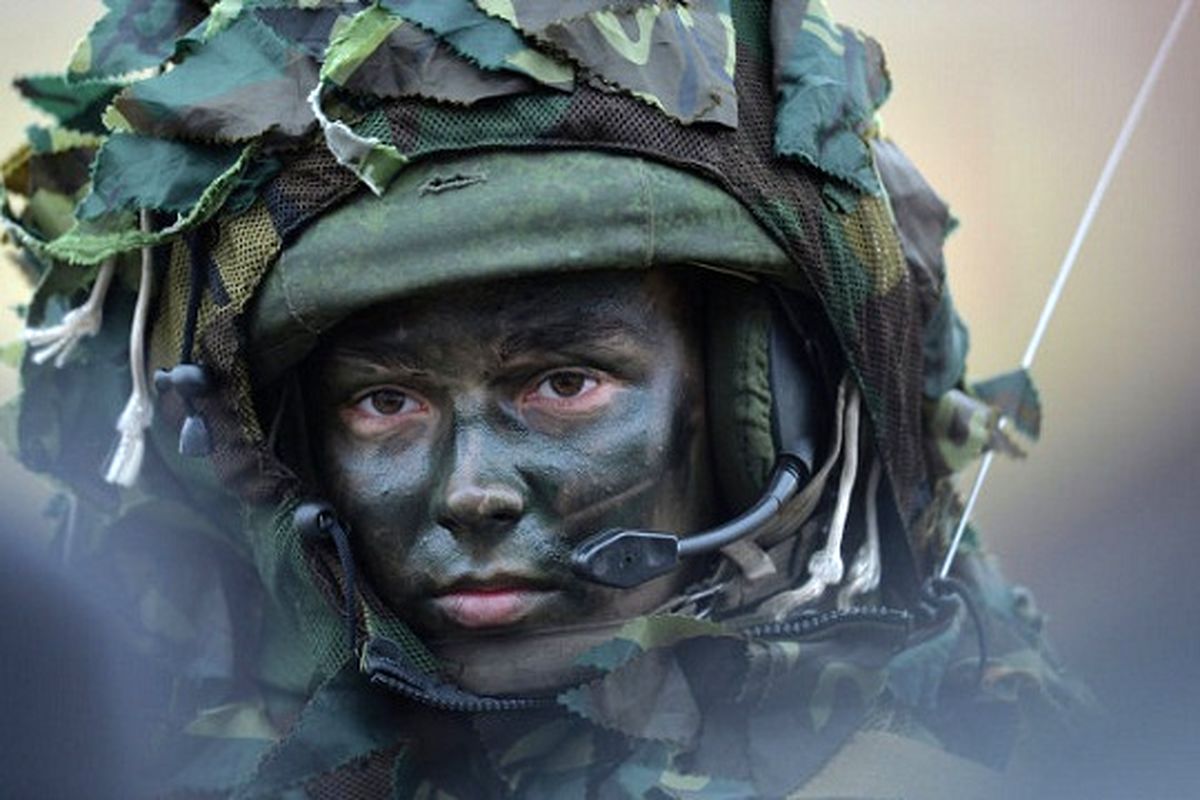عکس/ استتار جالب سرباز زن روسی